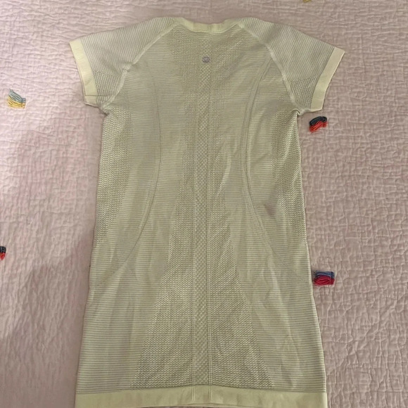 lululemon yellow swiftly tech short sleeve size 4 - Picture 4 of 4